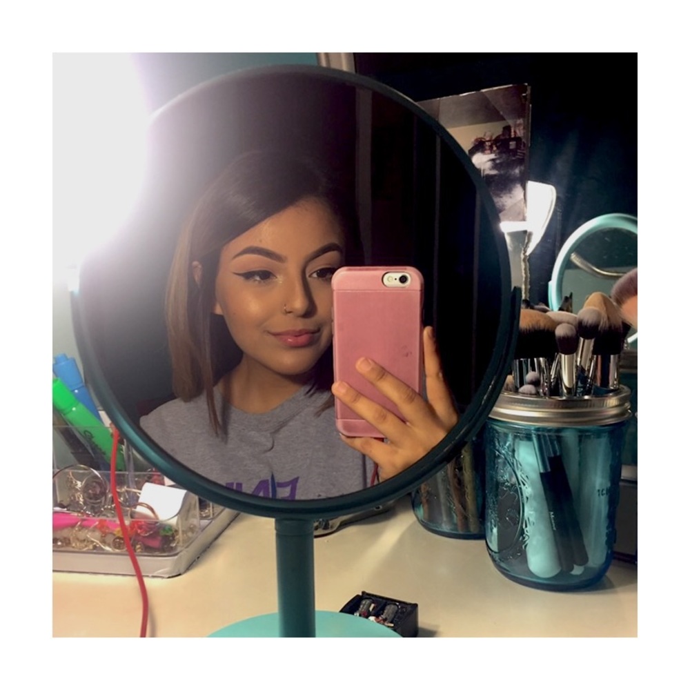 Meet your Posher, Alexis